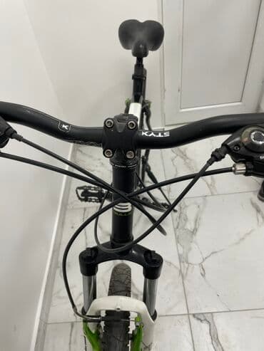Bicikli: Bulls Wildtail bicikl crne boje sa zelenim detaljima. Ima prednje — 4