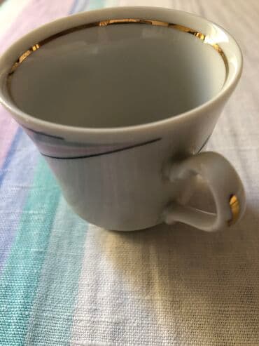 Kompleti posuđa: Od finog starog porcelana dve tacne bez šoljica, jedna šoljica sa — 10