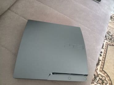 PS3 (Sony PlayStation 3): Sony PlayStation 3 konzola sa dva originalna kontrolera. Konzola je — 2