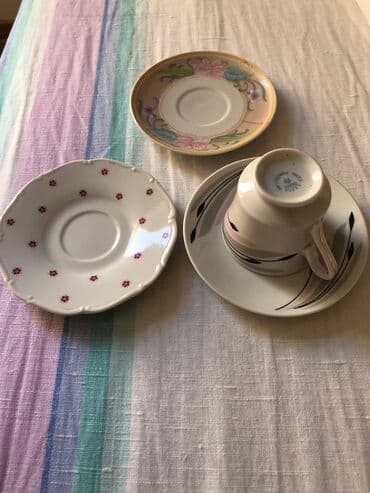 Kompleti posuđa: Od finog starog porcelana dve tacne bez šoljica, jedna šoljica sa — 1