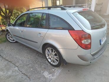 auto kamera 3 u 1: Renault Laguna karavan, srebrne boje, sa krovnim nosačima. Poseduje — 1