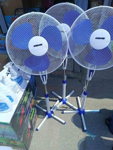 multimedija za auto nis: Tri Keno stajaća ventilatora, bele i plave boje. Imaju tri brzine rada — 1