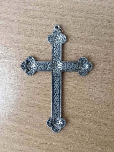 pandora privezak slovo m: Krst Krst sa bogatim radom, posrebren. Visina 7,6 - 7,8 cm, širina — 4