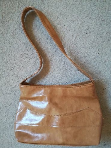new yorker torbe za plazu: Torba svetlo braon dimenzije 28x17 cm, ima dva pretinca, vrlo očuvana — 4