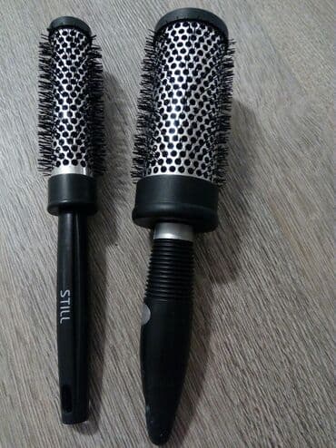 Nega kose: Cetke za feniranje kose,veca precnik 5 cm,manja precnik 3 cm.Cena je — 1