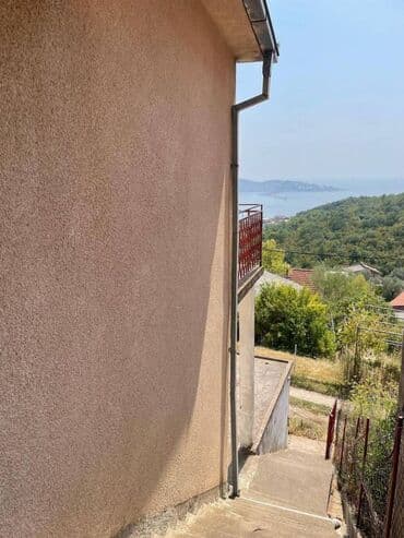 Kuće: 108 kv. m, 3 sobe — 2