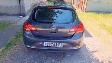 samolepljive lajsne za auto na metar: Opel Astra J hečbek u sivoj boji, sa petoro vrata. Vozilo je — 3