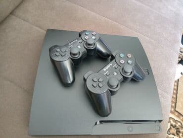 PS3 (Sony PlayStation 3): Sony PlayStation 3 konzola sa dva originalna kontrolera. Konzola je