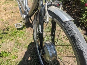 bicikli sa prednjim i zadnjim amortizerima: Električni bicikl Vital Bike u srebrnoj boji. Ima ram standardne — 8