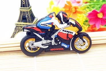 Hard diskovi, eksterni diskovi: USB Flash 64 GB - HONDA Prelep USB 2.0 stik od 64 GB. Kapacitet je — 4