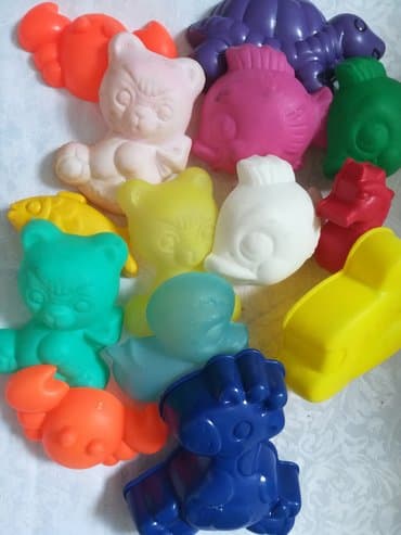 dexy co igracke za devojcice od 10 godina: Plastične figurice za igru 12 kom sve za 500 din, raznih oblika i — 3
