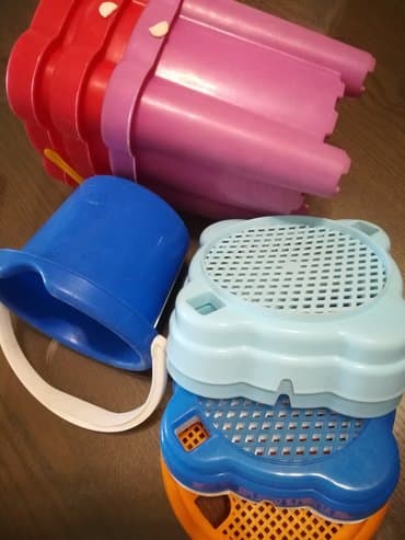 polovne decije igracke: Plastične kantice sa sitom 4 kom 600 din **3 kockaste 16 visinax13 cm — 7