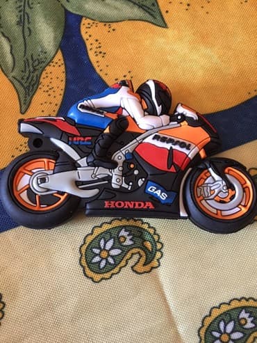 Hard diskovi, eksterni diskovi: USB Flash 64 GB - HONDA Prelep USB 2.0 stik od 64 GB. Kapacitet je — 7