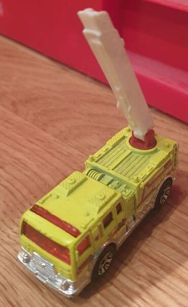 zuti autobus igracka: Matchbox Mattel vatrogasci 2004 vatrogasni kamion - fire ladder truck — 1