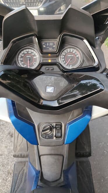 Vozila: Moderan skuter Honda Forza u beloj i plavoj boji, opremljen — 5