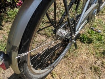 bicikli sa prednjim i zadnjim amortizerima: Električni bicikl Vital Bike u srebrnoj boji. Ima ram standardne — 3