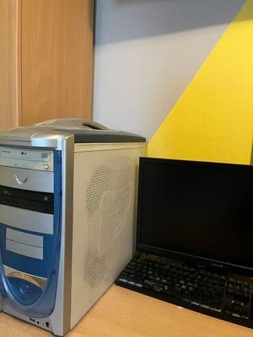 Desktop računari i radne stanice: Računarski toranj sa futurističkim dizajnom, kombinacijom srebrne i — 2