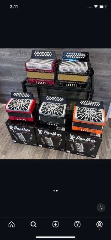 Muzički instrumenti: Hohner Compadre harmonika, dostupna u raznim bojama, uključujući — 1