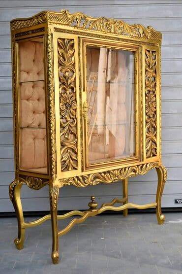 Stilske vitrine: 𝐁𝐚𝐫𝐨𝐤𝐧𝐚 𝐬𝐭𝐚𝐤𝐥𝐞𝐧𝐚 𝐯𝐢𝐭𝐫𝐢𝐧𝐚 𝐮 𝐩𝐨𝐳𝐥𝐚𝐭𝐢.𝐕𝐢𝐭𝐫𝐢𝐧𝐚 𝐢𝐦𝐚 𝐝𝐯𝐞 𝐬𝐭𝐚𝐤𝐥𝐞𝐧𝐞 𝐩𝐨𝐥𝐢𝐜𝐞 𝐢