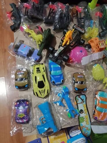 Sve za decu: Raznovrstan set igračaka, uključujući automobile, figure i druge sitne — 6