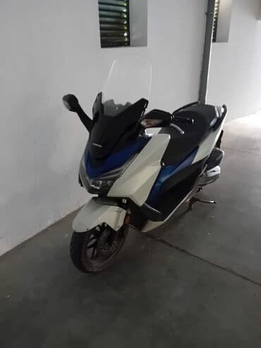 Vozila: Moderan skuter Honda Forza u beloj i plavoj boji, opremljen — 2