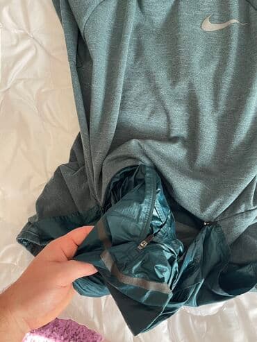 bermude iz nemacke: 2 u 1
Nike duks gornji deo
M veličina
8000din
Iz inostranstva — 9