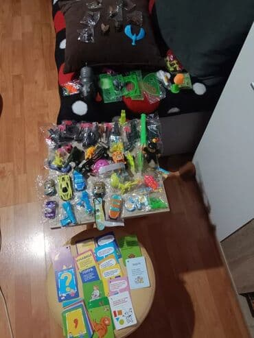 Sve za decu: Raznovrstan set igračaka, uključujući automobile, figure i druge sitne — 4