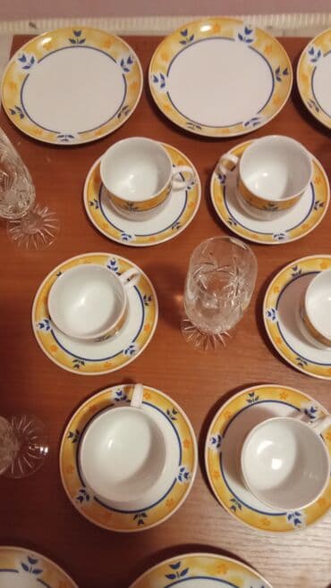Kompleti posuđa: Case,soljice,tanjiri — 2
