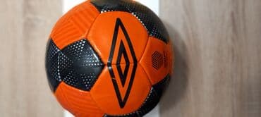 Rekviziti za vežbanje: Umbro lopta Novi Beograd blok 62 .Nova ne korišćena — 1
