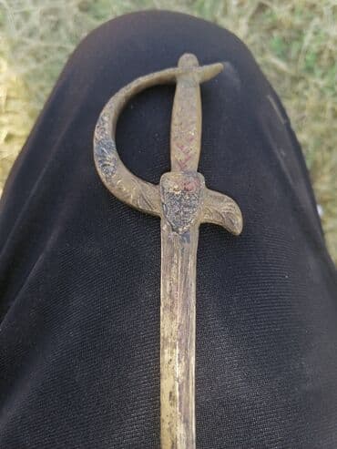 sintisajzer sa mikrofonom za decu: Ukrasni mač sa detaljnim reljefnim radom na dršci i zaštiti za ruku — 2