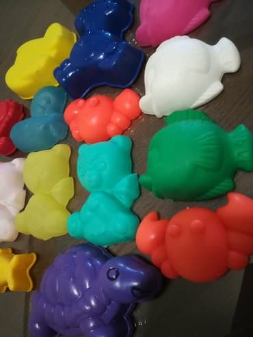 dexy co igracke za devojcice od 10 godina: Plastične figurice za igru 12 kom sve za 500 din, raznih oblika i — 5