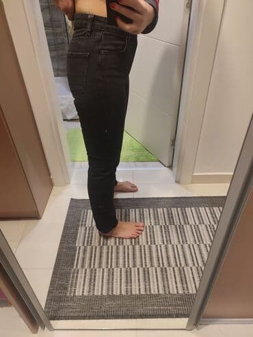 elegantne pantalone sa visokim strukom: Zara farmerke crne boje. Visok struk, duboke su. Velicina je 36 — 5