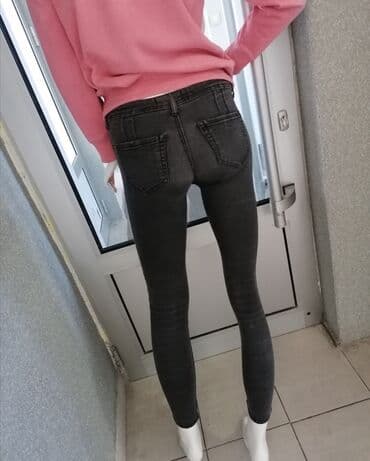 tamno sive pantalone: Tamno sive farmerice
Očuvane
Vel S M — 4