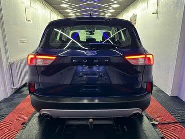Vozila: Plavi Ford Kuga, SUV model sa petoro vrata, opremljen je automatskim — 10