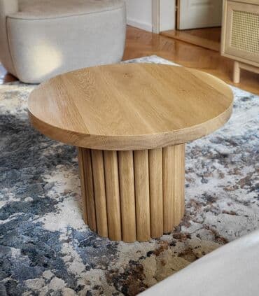 Stolovi: Klub sto Santorini ● Hrast puno drvo Prečnik 60 cm visina 40 cm . ● — 2