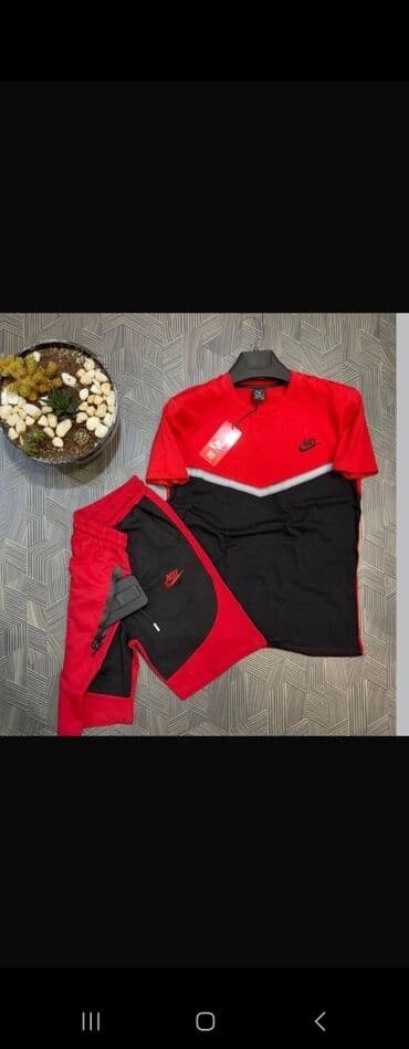 ženske sportske bermude i šortsevi: Nike komplet trenerka, koji se sastoji od majice kratkih rukava i — 2