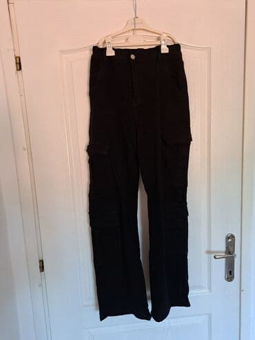 pantalone s: Crne pantalone sa džepovima. Pantalone imaju praktične džepove sa obe — 1