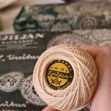 Sewing materials: Konac za heklanje, 13 bele boje, 2 crna, drap boje 9 komada. Cena je — 4