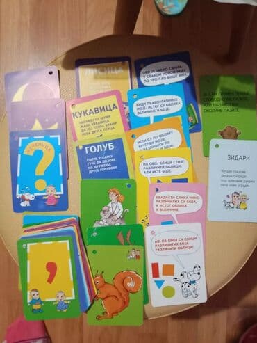 Sve za decu: Raznovrstan set igračaka, uključujući automobile, figure i druge sitne — 7