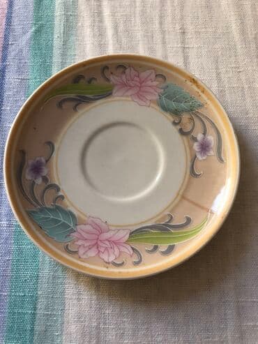 Kompleti posuđa: Od finog starog porcelana dve tacne bez šoljica, jedna šoljica sa — 5