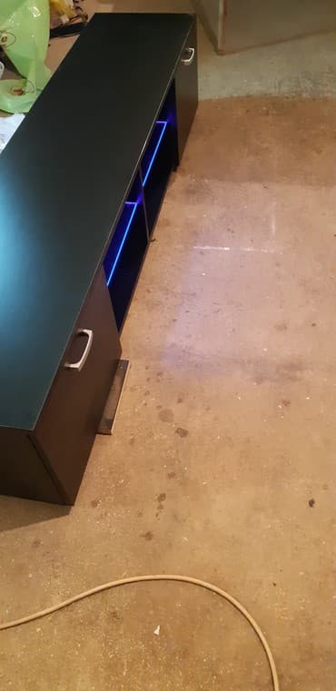 Komode: TV komoda Fashion Black LED
Novo
Dimenzije 180x40x38 cm. LED svetlo — 2