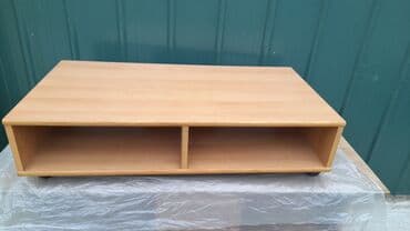 iznajmljivanje klupa i stolova: Sto je na točkiće, dužina 50cm, visina 26 cm, sirina 100 cm — 1