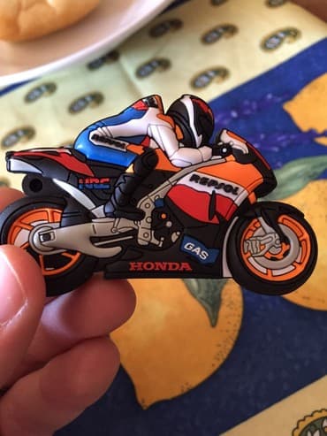 Hard diskovi, eksterni diskovi: USB Flash 64 GB - HONDA Prelep USB 2.0 stik od 64 GB. Kapacitet je — 6