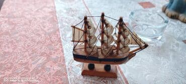 Figurice i makete: Dve makete jedrenjaka. Dimenzije manjeg: visina: 10 cm dužina: 10 cm — 2
