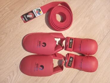 Borilački sportovi: Karate oprema rukavice papucice i pojas sve očuvano kao novo crvene