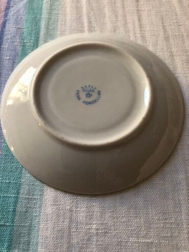 Kompleti posuđa: Od finog starog porcelana dve tacne bez šoljica, jedna šoljica sa — 8