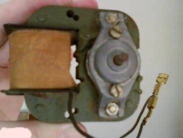 posuda za sundjer i deterdzent: Elektromotor marke Magnohrom Kraljevo. Radi na 220v jačina motora 20w — 1