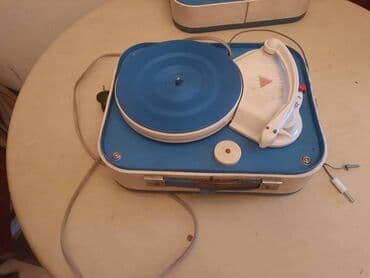 Pojačala i prijemnici: Retro,stari mali gramofon u koferu. Simpatican mali gramofon,vise kao — 12