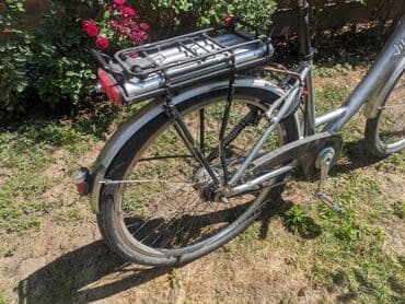 bicikli sa prednjim i zadnjim amortizerima: Električni bicikl Vital Bike u srebrnoj boji. Ima ram standardne — 2