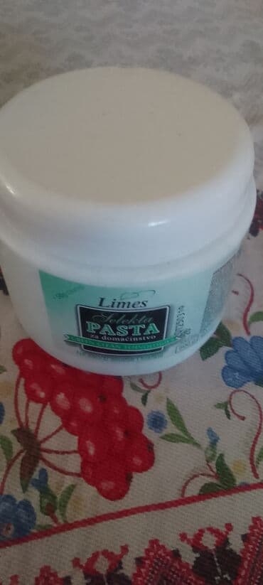 slavina i protočni bojler 2 u 1: Limes Selekta pasta za domaćinstvo u beloj plastičnoj posudi. Pasta je — 1